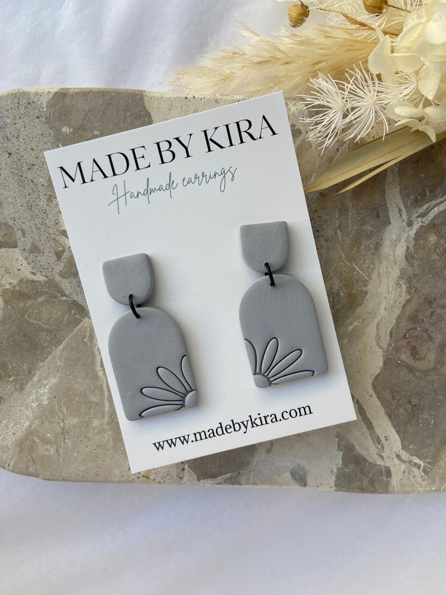 Flower print dangle- grey