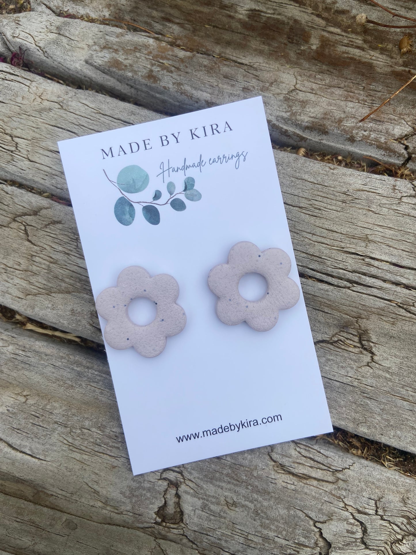 Round flower studs- natural