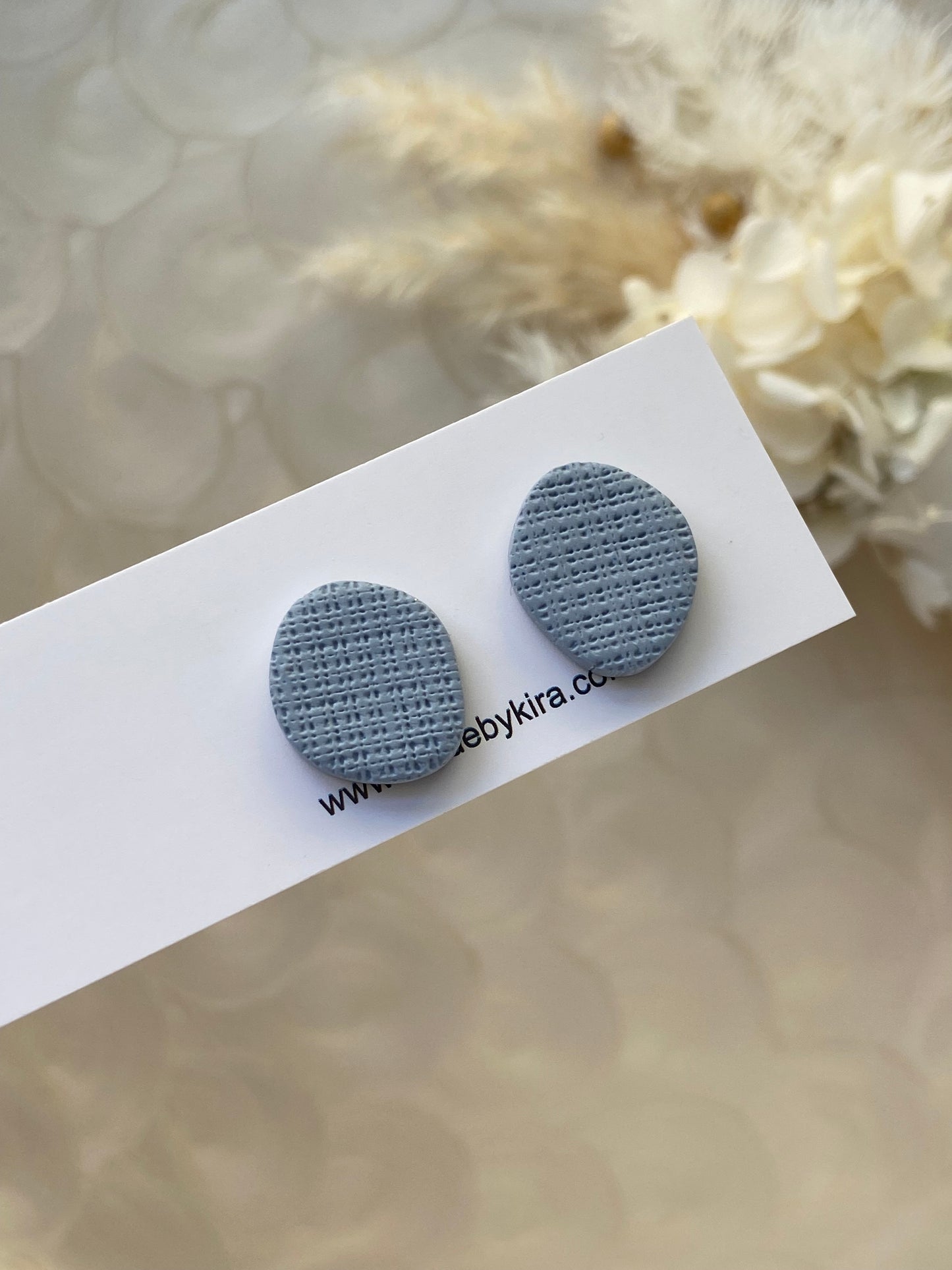 Pebble texture studs- dusky pink