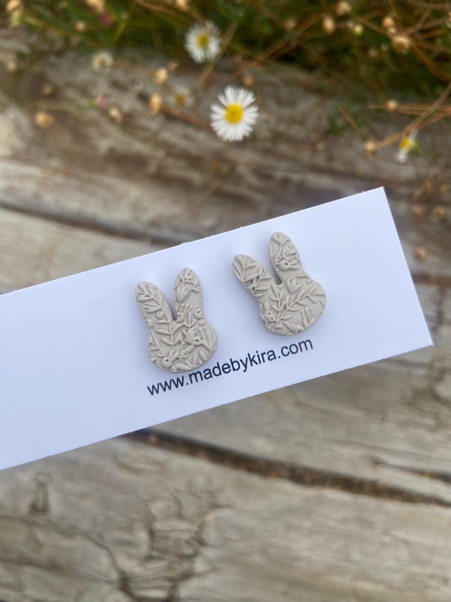 Bunny head studs- beige