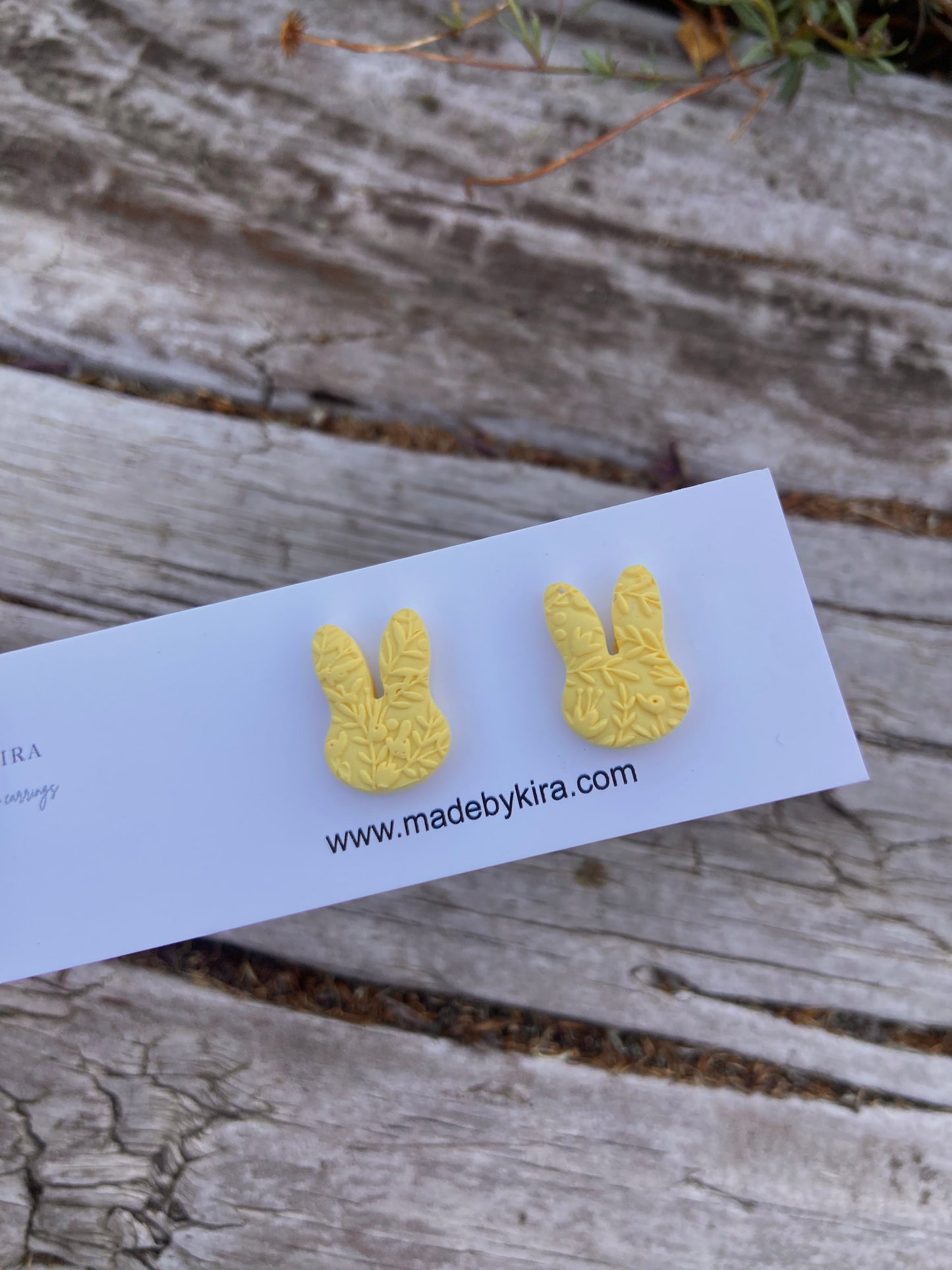 Bunny head studs- yellow