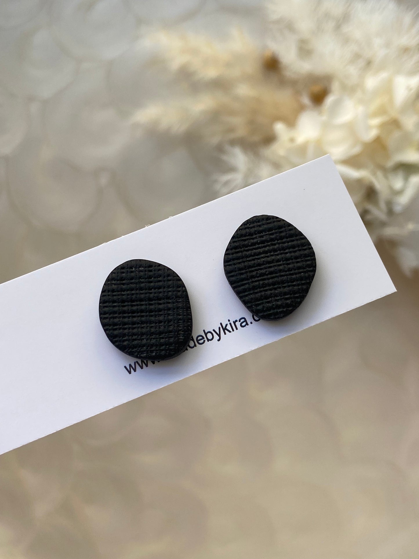 Pebble texture studs- black