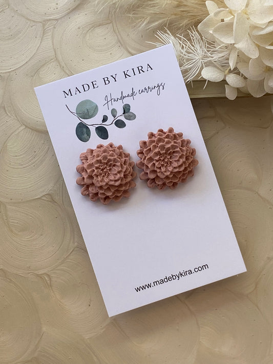 Dahlia studs- peach